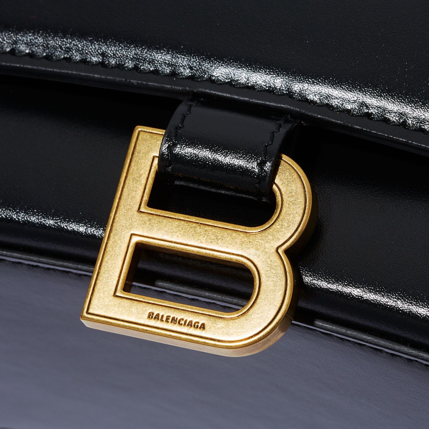ブラックのレザーにゴールドカラーの「B」が映えるメタルプル