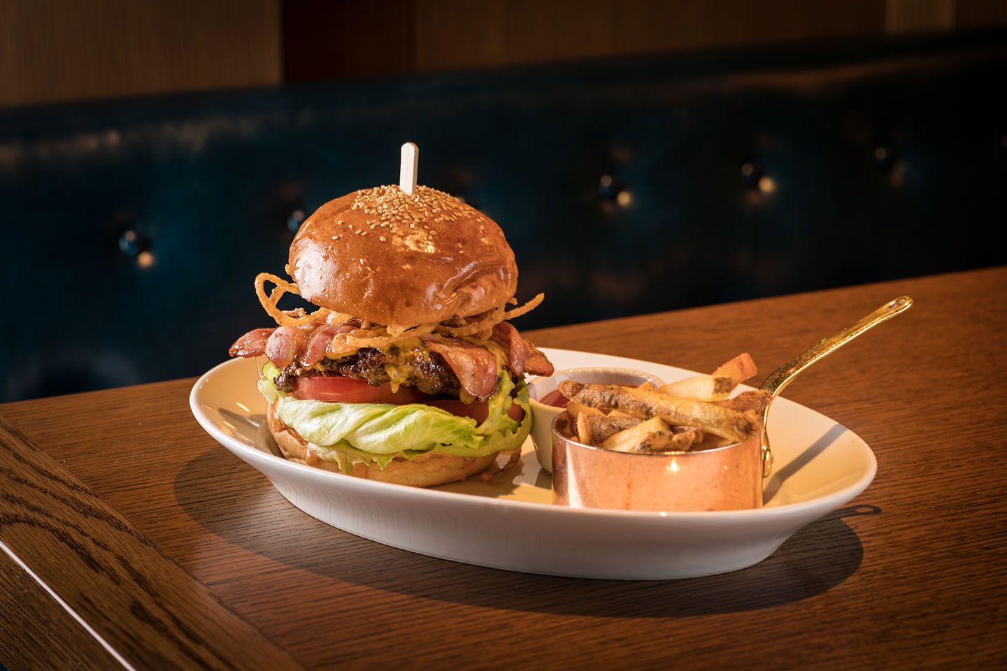「オークドア バーガー スモール(パティ140g)」¥2,000(税・サービス料別)