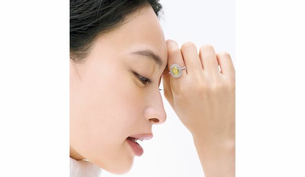 大政 絢さんと「ティファニー」のイエローダイヤモンドリング|目が合うたび心満ちる優雅な煌めき