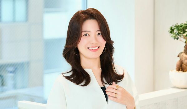 【面長顔×ミディアムロング】しなやかな動きのあるくびれシルエットで華やか好印象に