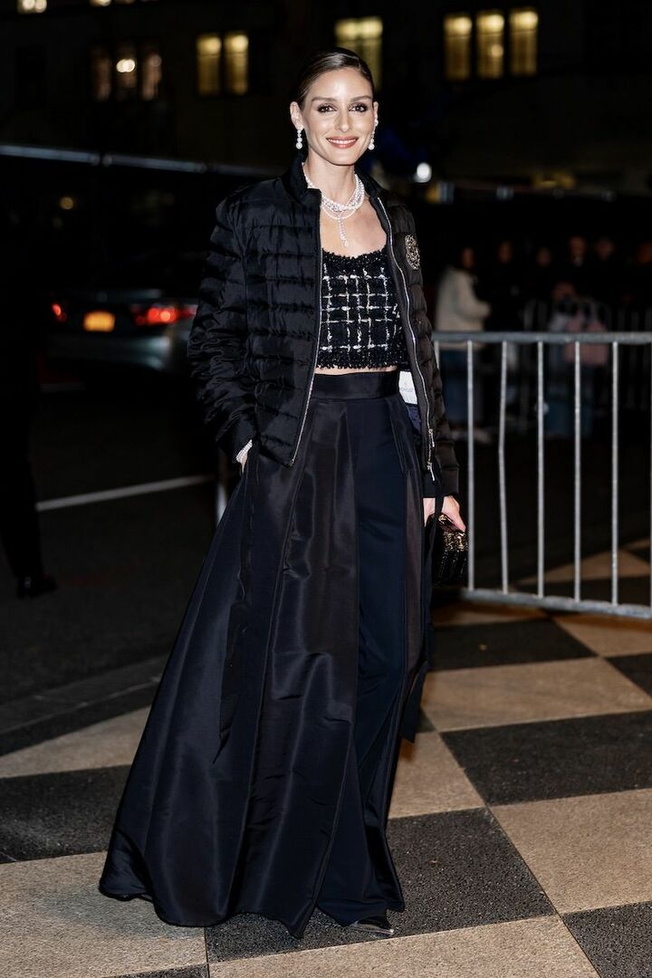 スポーティさ漂うブルゾンと、ショート丈のビスチェがマッチ。