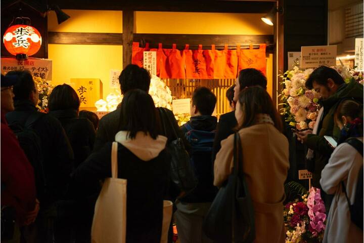 銀座店のオープン当日の様子。バーなどに配達してもらう場合は、飲食店に持ち込み可能か確認を。