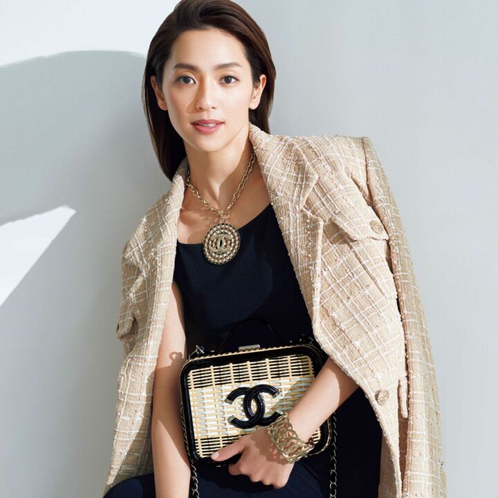 バッグ￥996,000［縦16×横21×マチ8㎝］・ジャケット￥801,000・コンビネゾン￥246,000・ネックレス￥144,000・ブレスレット￥233,000（シャネル）