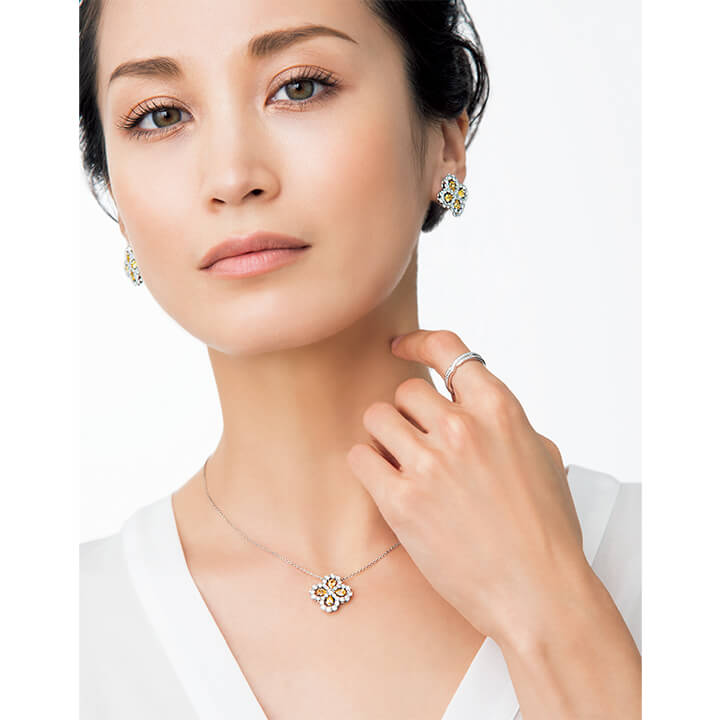 『ループ』フルモチーフ・ペンダント[プラチナ×イエローサファイア×ダイヤモンド]￥1,470,000、フルモチーフ・イヤリング[プラチナ×イエローサファイア×ダイヤモンド]￥2,850,000、リング[プラチナ×ダイヤモンド]￥650,000〜（ハリー・ウィンストン）、ブラウス￥100,000（アオイ〈ファビアナフィリッピ〉）　[Precious2019年2月号88-89ページ] 　