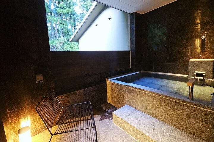 客室には全室、源泉かけ流しの温泉が。