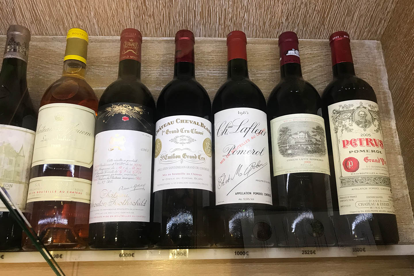 名だたる銘酒が! 「ぺトリュス2005年」€5500、「シャトー・ムートン・ロティルド1961年」€6,000、「ラフィット・ロティルド2000年」€2,525〜。