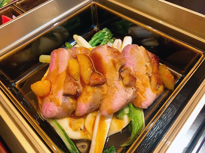 メインディッシュは2種類から選べる。鴨胸肉のロースト・京都産オーガニックマイヤーレモンのソース