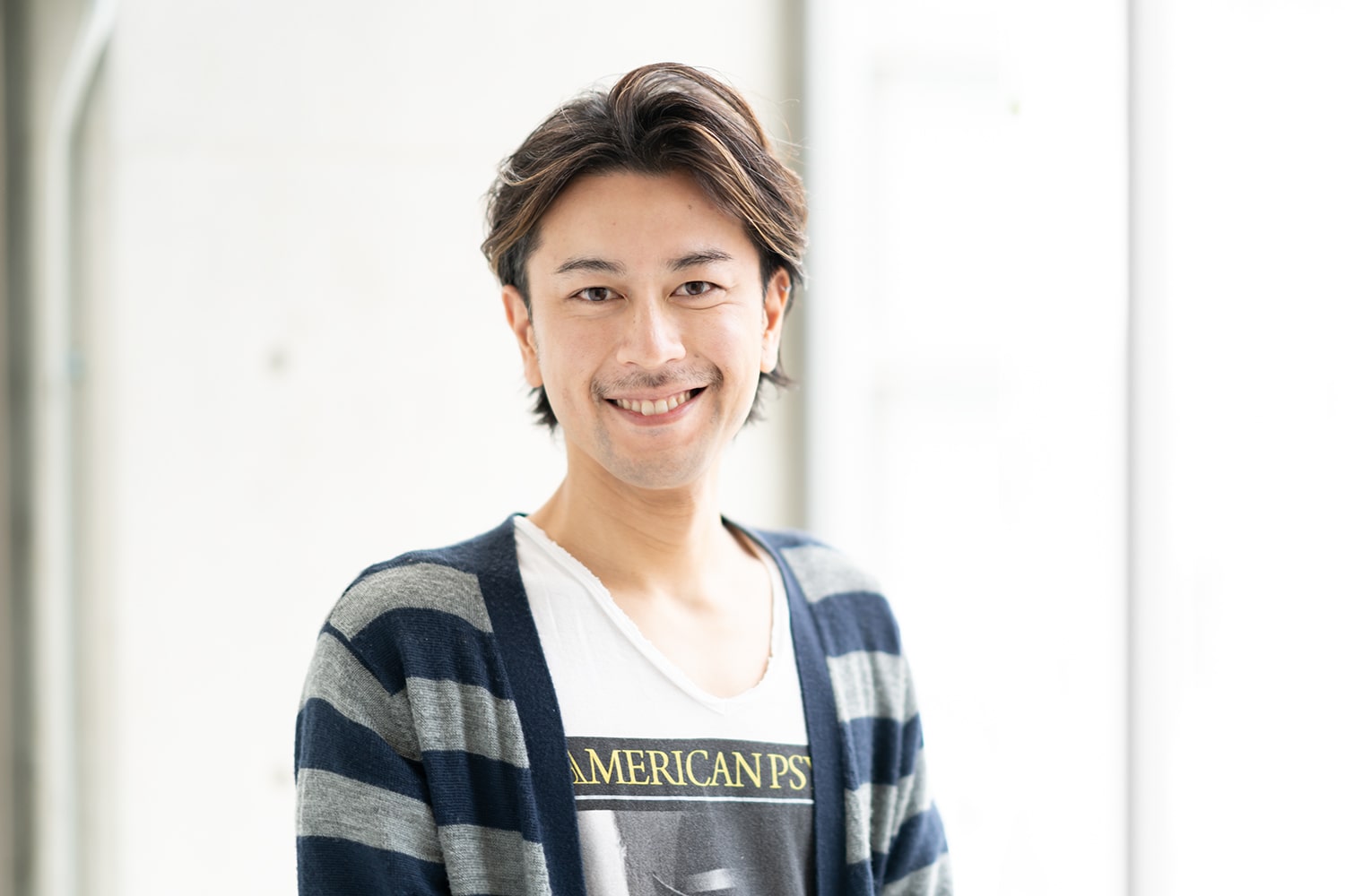ROIのデザイナー小西浩純さん。2歳になる女の子のおとうさんでもある小西さん。「可愛すぎて、休日はべったりです(笑)」