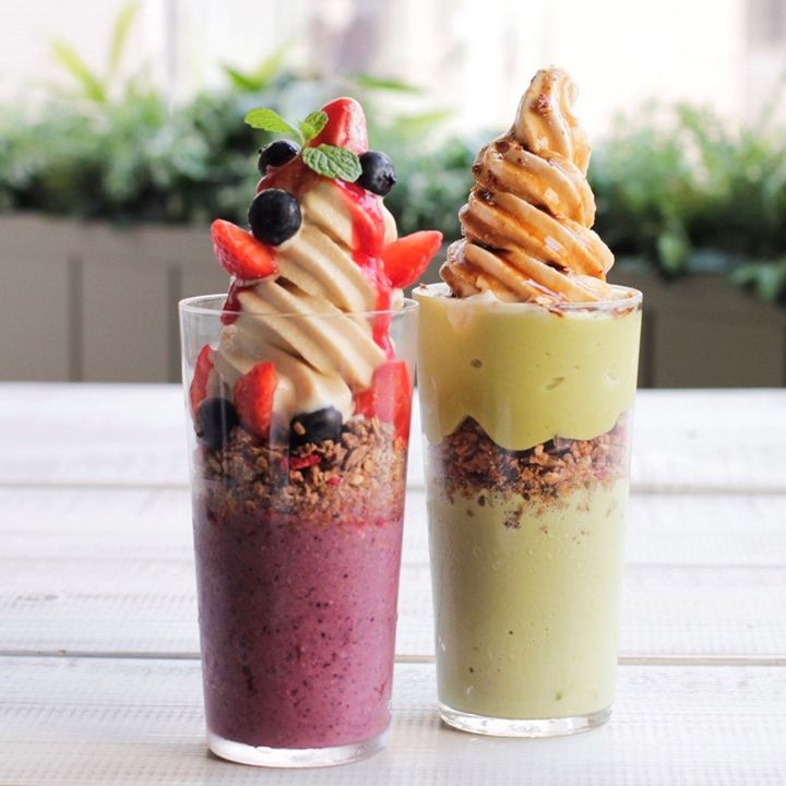 『VEGAN(ヴィーガン)ソフトクリームパフェ ベリーソース』(左) ¥1,280、 『VEGAN(ヴィーガン)ソフトクリームパフェ 抹茶ずんだ』(右) ¥1,280