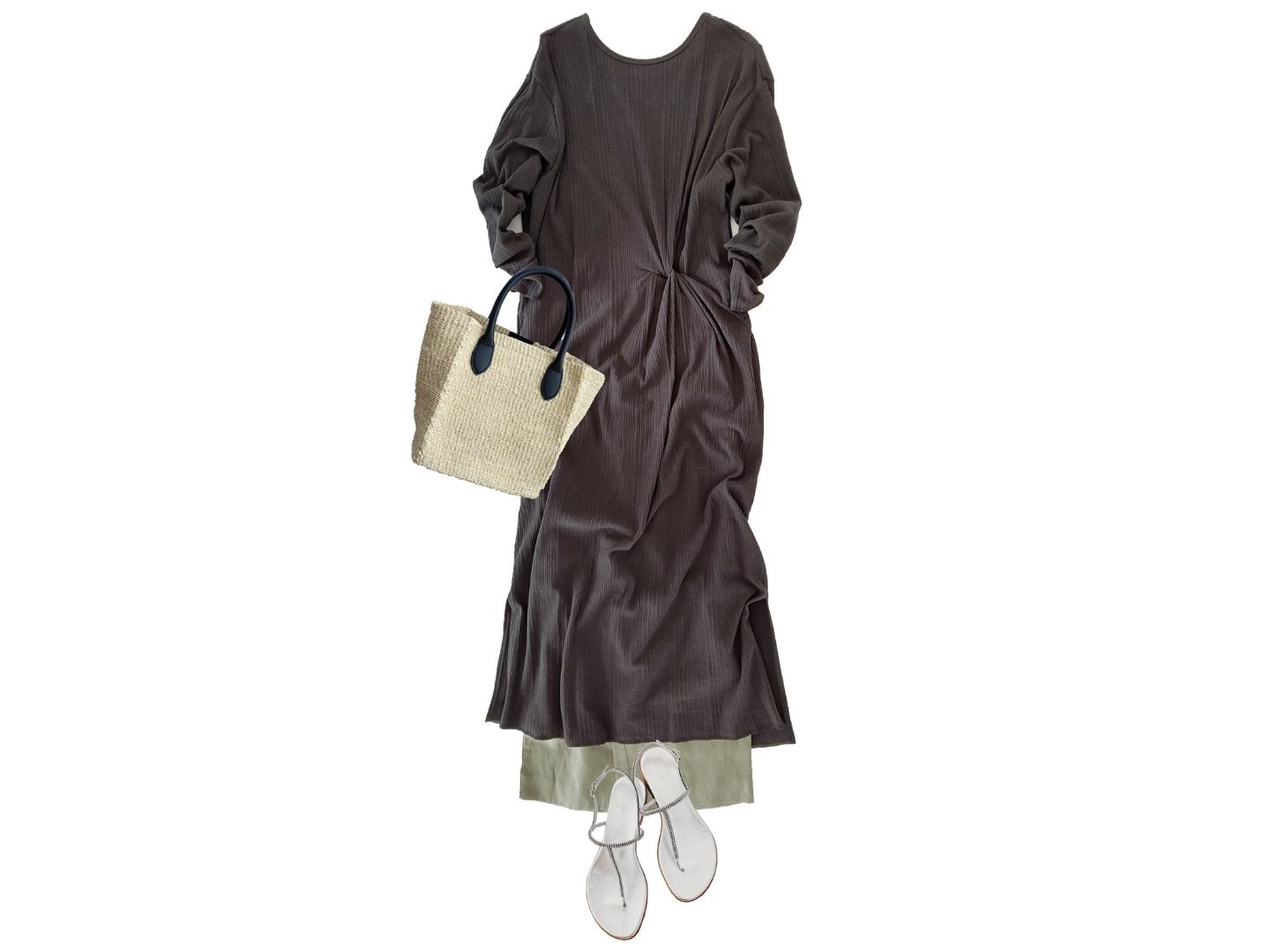 MICA&DEAL「ツイストワンピース」¥17,600「ストレートタックパンツ」¥17,600「COTTO カゴハンドバッグ」¥13,200