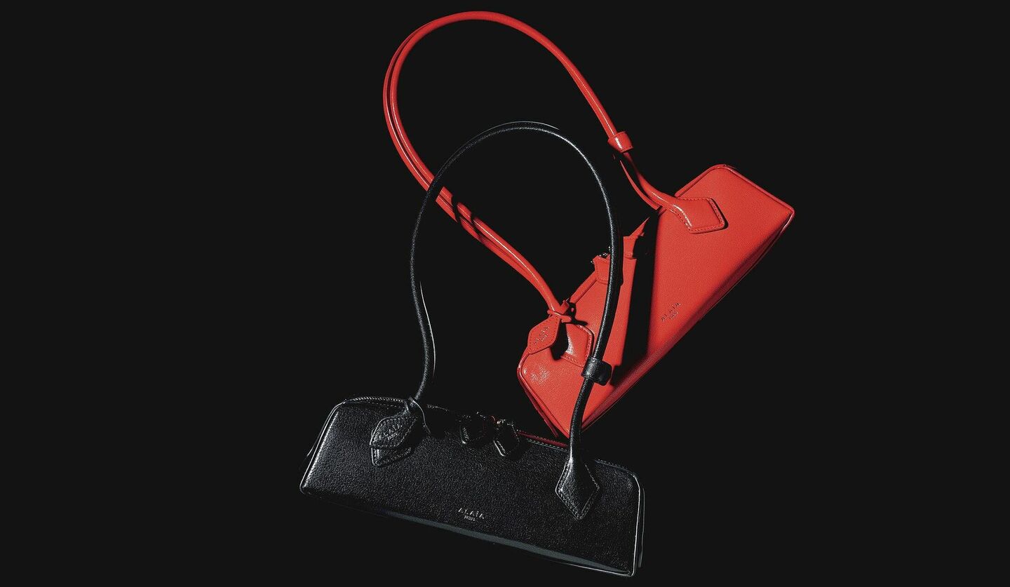 「アライア」の新作バッグ『ル テケル』の黒と赤バージョンの写真