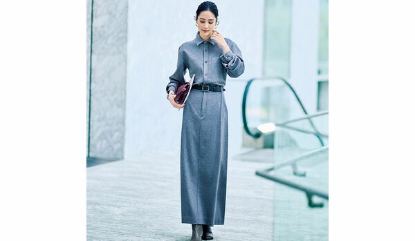 きちんと感とリラックス感が共存するワントーン仕事スタイル｜すとんと落ちるIラインが自然なスタイルアップを叶えて