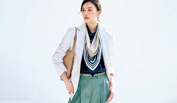 ジャケットのVゾーンに今らしさを添える「スカーフ」テクニック｜ノンシャランな巻き方で胸元にモードな余韻を