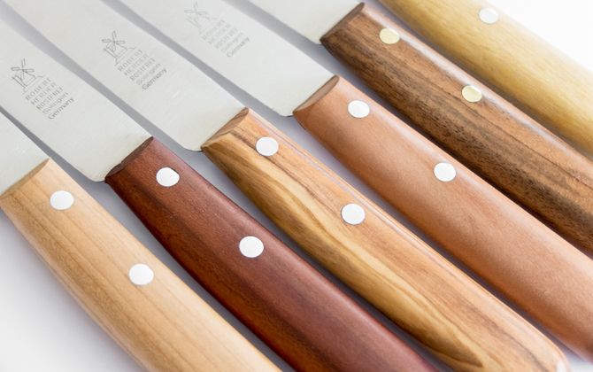 ロベルト・ヘアダー オールドジャーマン ブレックファーストナイフ　オリーブウッド／［大：刃渡り11㎝］¥5,100・［小：刃渡り9.5㎝］ ¥4,400・プラムウッド／［大］￥3,800・［小］ ¥3,400・ビーチウッド／¥3,200（すべて税抜）