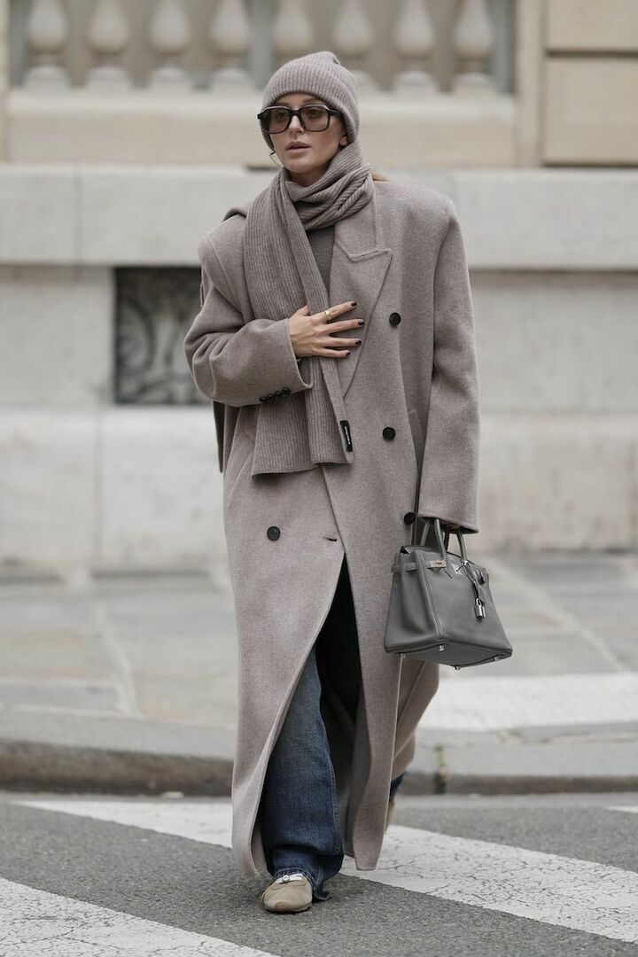 帽子とストールはリブニットでリンクし、コートとの変化をつけて。