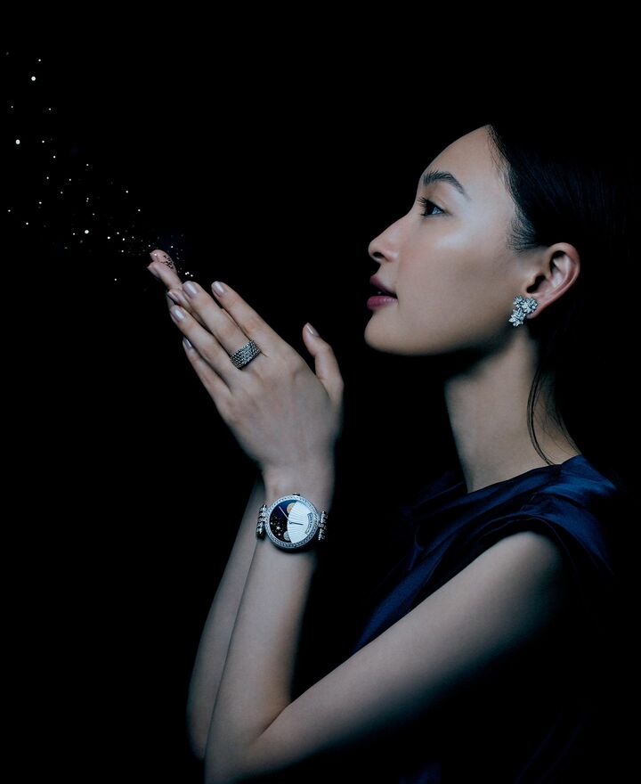 「ヴァン クリーフ＆アーペル」の時計『レディ アーペル ジュール ニュイ ウォッチ』を着用した大政絢さん