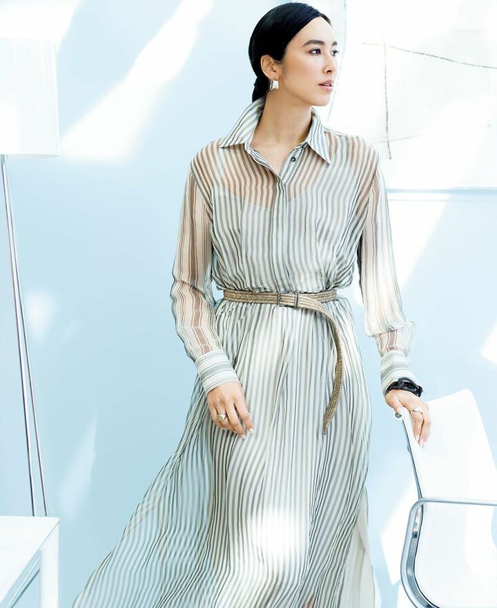 シルクシフォンのシャツワンピースをまとった女性