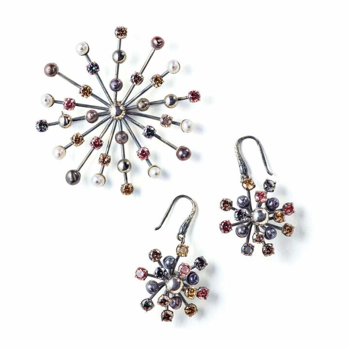 上／ブローチ［直径5.6cm］￥90,000・ピアス［直径2.5cm］￥87,000（ボッテガ・ヴェネタ ジャパン）