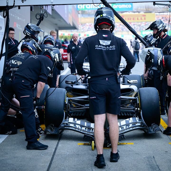 右／高速度で競うF1ではレース中にすり減ったタイヤを交換するため、作業を素早く正確に行う練習が不可欠。