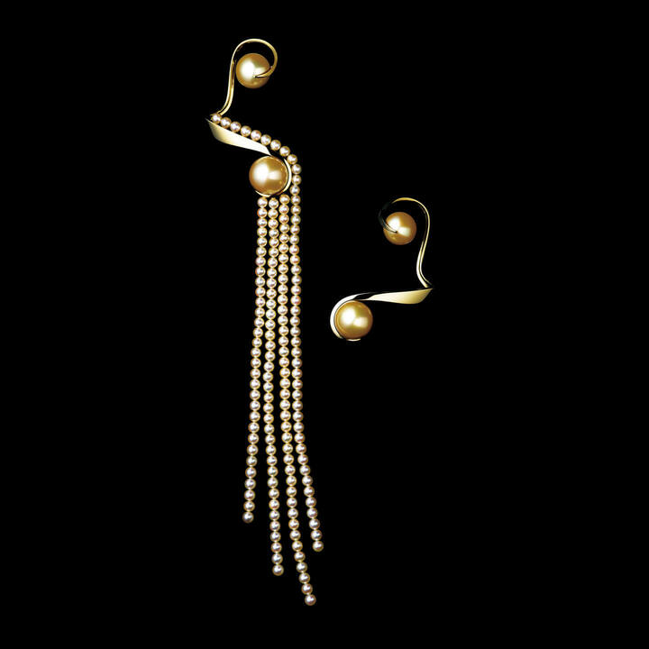 『ウォーターフォール』ピアス〈左〉肩のあたりまで長さのある4連のパールが揺れ動く。各￥1,900,000［イエローゴールド×あこや真珠×南洋真珠 白蝶 ゴールド］・〈右〉装着すると、ふたつのパールが浮遊するかのように見えるデザイン。各￥1,150,000［イエローゴールド×南洋真珠 白蝶 ゴールド］（TASAKI〈TASAKI Atelier〉）