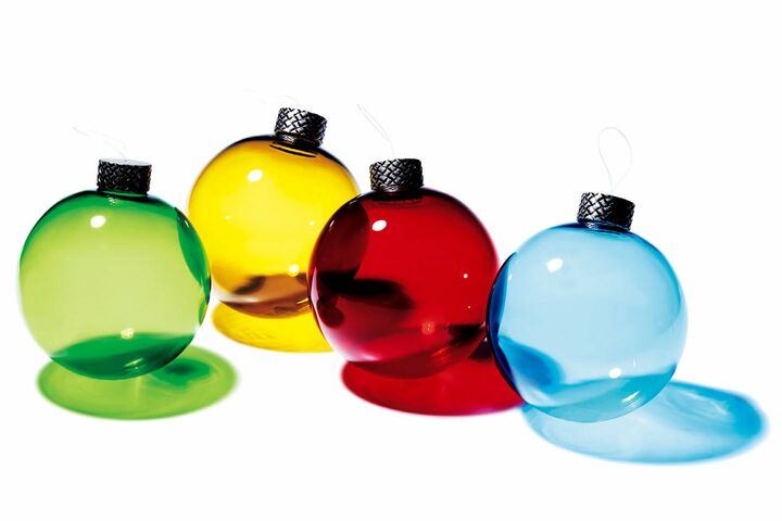 ボッテガ・ヴェネタのグラス製品でおなじみの、ムラーノガラスのオーナメント。イタリア・ムラーノ島の職人が手仕事を駆使して、一つひとつ表情が異なるきらめきを閉じ込めたカラーバリエーションに感嘆！ 家族や大切なパートナー、友達が笑顔で囲むクリスマスツリーのデコレーションにぴったり。全6色展開。［直径10cm］各￥20,000（ボッテガ・ヴェネタ ジャパン）[Precious2019年1月号220ページ] 　