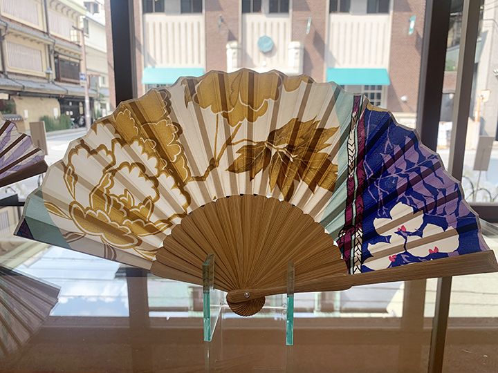 千總のスカーフ生地を使い、京扇子の老舗「宮脇賣扇庵」が仕立てたシルクの扇子 ¥9,000(税別)