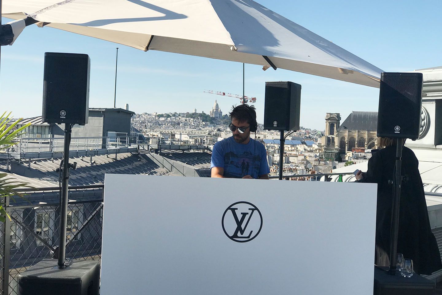 DJがムードを盛り上げます。彼の肩越しに見えるのが、モンマルトルの丘にあるサクレ・クール寺院です。