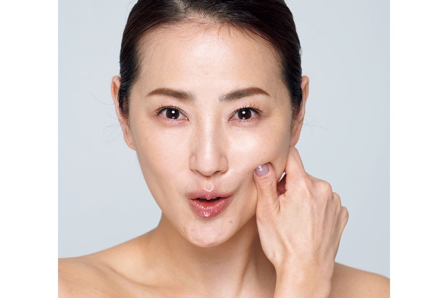 咬筋をしっかりと挟んで押さえたまま、今度は口を「ぐ」の形で閉じる。この「あぐあぐ」を6セット繰り返す。片頬3か所、反対側も含めて合計6か所行って。