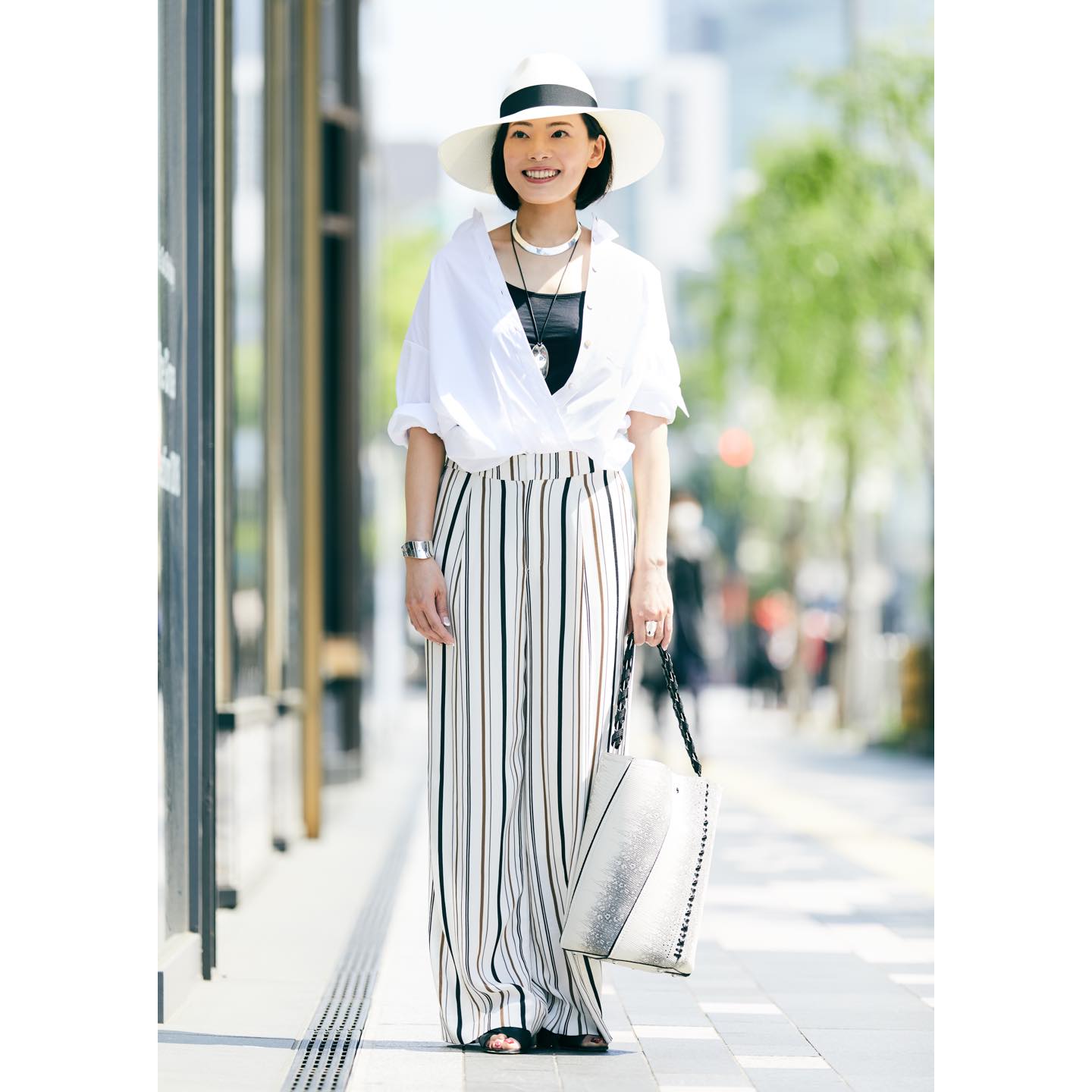 バルバのシャツ¥29,000・ハイアリンのキャミソール¥7,800・ザ ハイアリンのパンツ¥65,000・ボルサリーノのハット¥55,000・プロエンザ スクーラーのバッグ¥250,000・メゾン マルジェラのサンダル¥110,000・ソフィー ブハイのチョーカー¥114,000・ソフィー ブハイのネックレス¥184,000・ソフィー ブハイのバングル¥124,000・ ソフィー ブハイのリング¥94,000