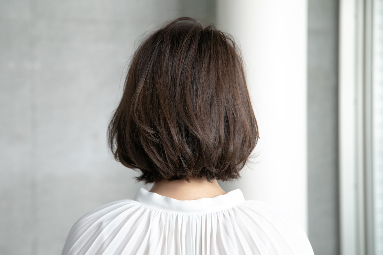 「あご下2cmのワンレンボブベース。レイヤーは、髪の内側をメインに入れ、表面は長さを残して低い位置に入れます。パーマは、髪に柔らかさが出るエアウェーブがオススメ。幅広いロッドを使い、内側や襟足はクリッと、表面はトップが立ち上がるようにしています。内側には外ハネをミックスするとおしゃれです」(SHINさん)