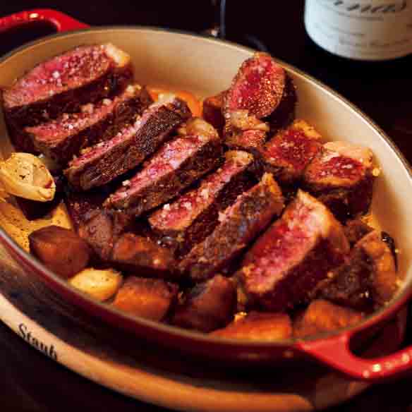 お店には「本日の肉」が数種類掲げられていて、メインのステーキはそこから選ぶことができる。こちらは熟成肉業界では知らぬ者なしの有名精肉店『サカエヤ』から買い付けた北海道赤牛サーロイン。500g 1万2000円。