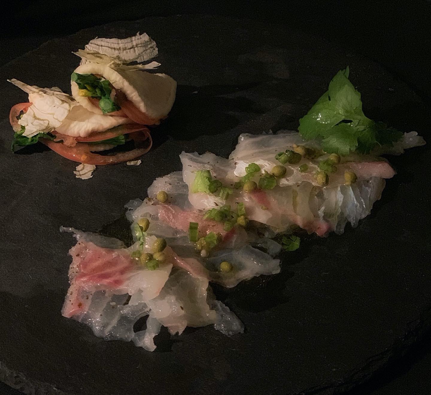 お手製真鯛のカルパッチョとはなぎり大根の半月。実は料理上手な美香さん。インスタグラムで「#美香亭」でさまざまな手料理を紹介している。