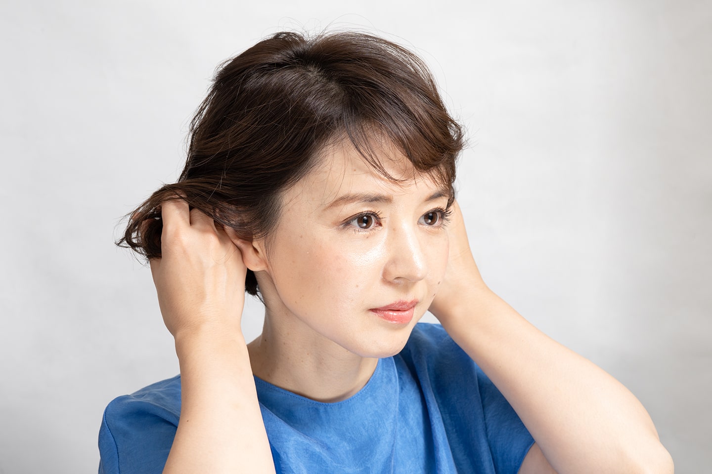 両手のひらにワックスを広げたら、内側から手を入れて揉み込むようになじませる。