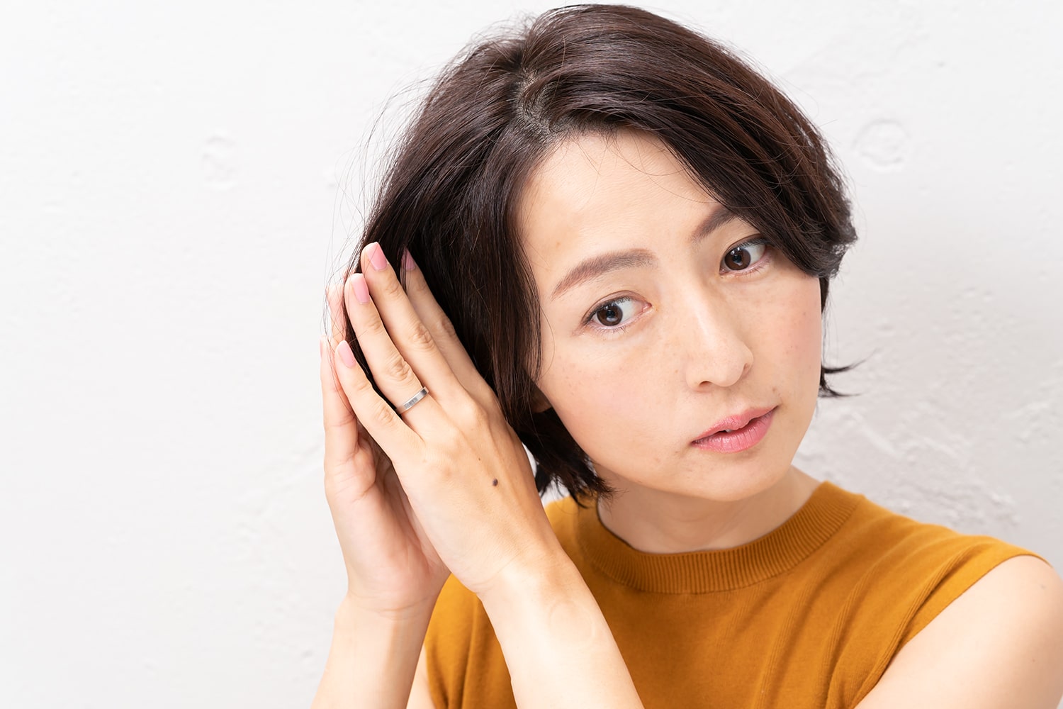手のひらにワックスを広げたら、髪の中間~毛先になじませる。