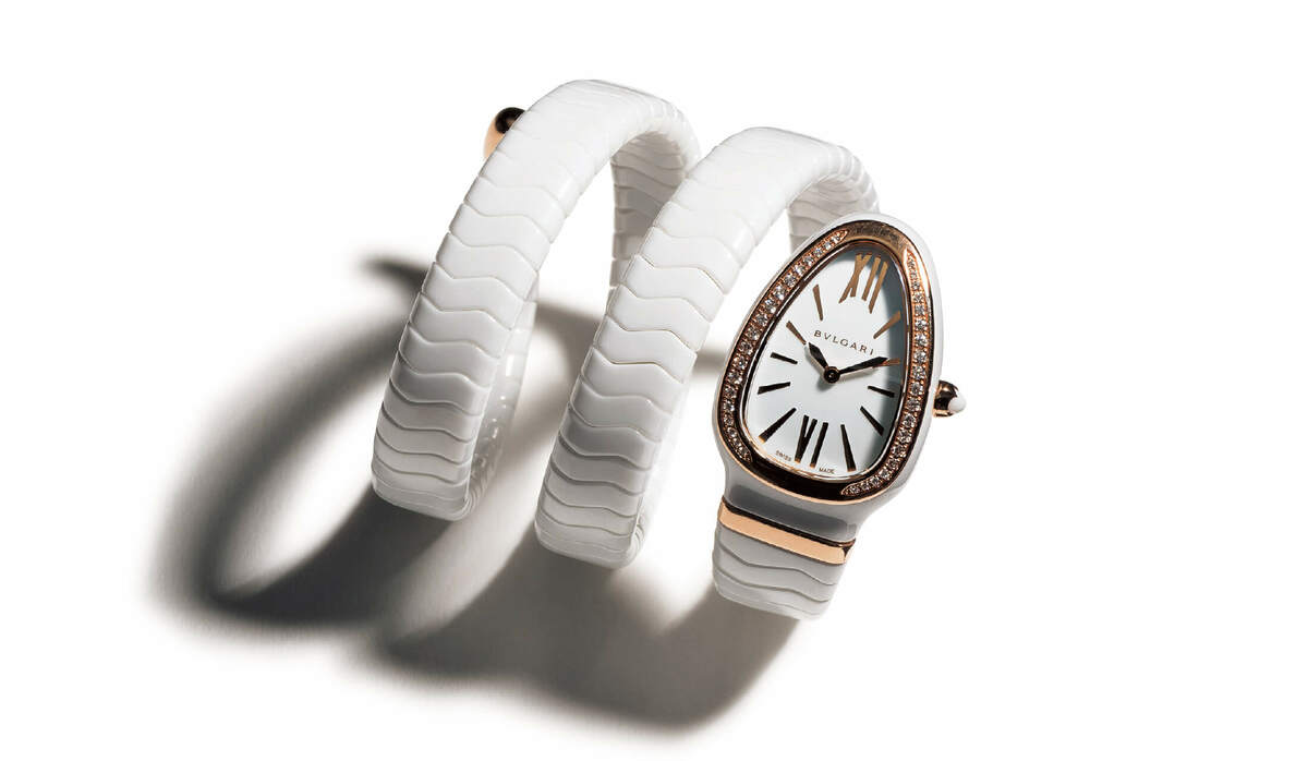 爽やかな白セラミック が夏スタイルを華やかに ブルガリの時計 セルペンティ スピガ Precious Jp プレシャス