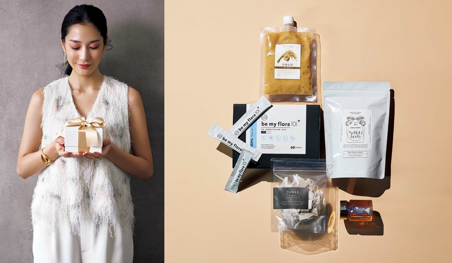 ギフトを手にしたモデルの大塚まゆかさんと、ハーブティーやハチミツ、甘酒、酵素ペースト