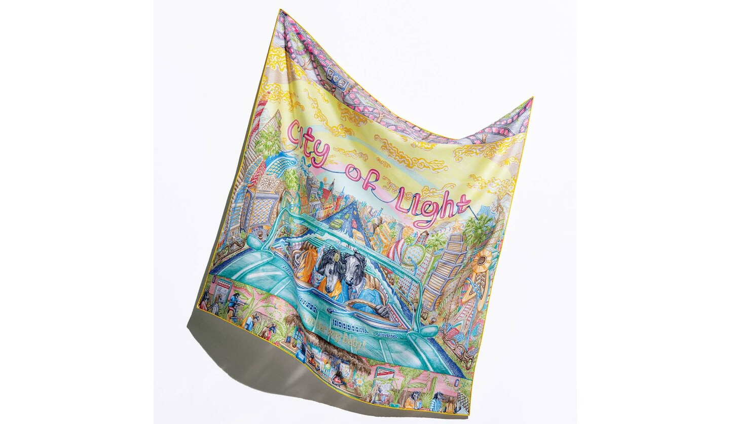 「エルメス」のスカーフ「シティー・オブ・ライト」