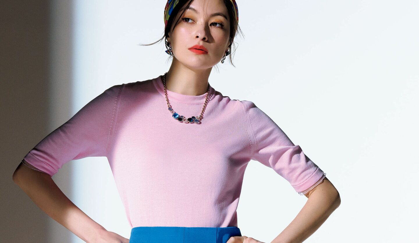 「ファビアナ フィリッピ」のニット、「プッチ」のスカーフ、「ミカコ ナカムラ」のパンツ、「アンテプリマ」のバッグを着用した太田莉菜さん