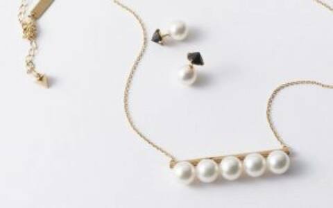 ピアス[18KYG×あこや真珠×ブラックスピネル]￥150,000・ネックレス[18KYG×あこや真珠]￥396,000（TASAKI）