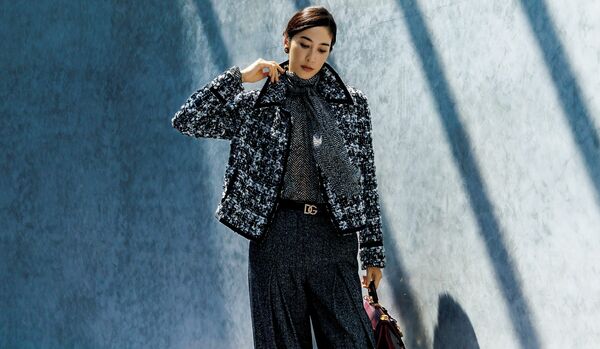 11/11 Tue｜立ち姿が華やぐ「ドルチェ＆ガッバーナ」のツイードジャケットで、都会的なモノトーンスタイルを実現【365日コーディネート】