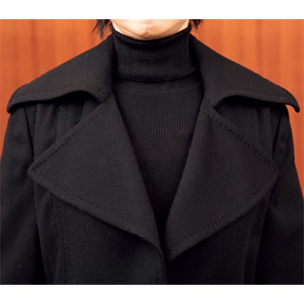 NG前を合わせているのに襟元が開き気味。