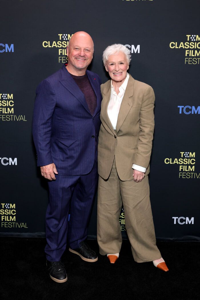 2026年5月1日、ハリウッドのグローマンズ・チャイニーズ・シアター前にて、女優のグレン・クローズ（写真右）のハンド＆フットプリントセレモニーが開催。