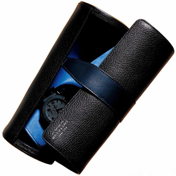 ■DATA：持ち運ぶことを目的にデザインされたロール形状は、一般的な時計ケースの硬くかさ張る印象を覆す。しなやかなゴート（山羊）スキンは、お気に入りを収納するのにふさわしいリッチ感。手持ちバッグに入れても邪魔にならない、500㎖のペットボトルサイズ。時計は、４本まで収納可能。［縦８×横20㎝］￥70,000（ヴァルカナイズ・ロンドン〈スマイソン〉）※価格はすべて税抜です。※価格は2014年夏号掲載時の情報です。撮影／戸田嘉昭（パイルドライバー／静物）MEN'S Precious2015年夏号より