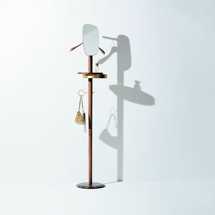 ミラーハンガー［サイズ：直径34×高さ165cm］￥250,000（リビング・モティーフ〈Nomon Home〉）