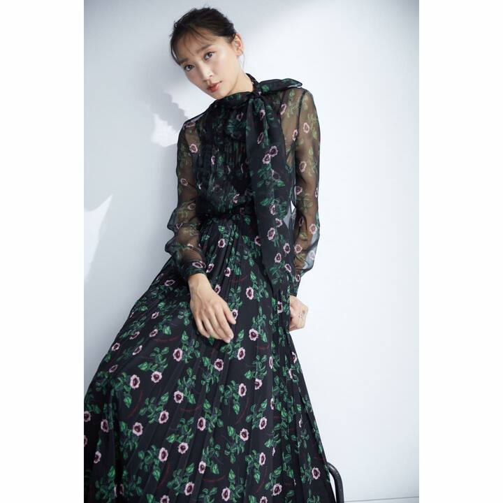 トップス¥267,000・スカート¥320,000・靴¥101,000（ヴァレンティノ インフォメーションデスク）