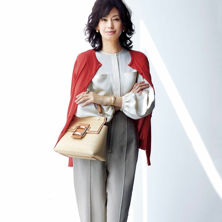 手作業によるリンキング（ニットの接ぎ合わせ）によって型くずれしにくい。カーディガン￥32,000［シーアイランドコットン］（リーミルズ エージェンシー〈ジョンスメドレー〉）、ブラウス￥68,000（クルチアーニ 銀座店）、パンツ￥42,000（ebure）、ピアス￥270,000・バングル￥645,000・リング￥223,000（ダミアーニ 銀座タワー）、バッグ￥359,000（ロジェ・ヴィヴィエ・ジャパン）