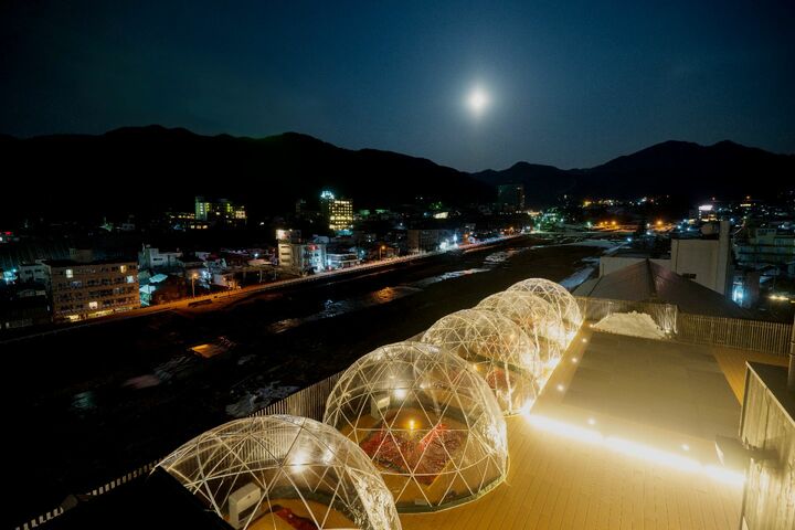 夜のルーフトップバー。
