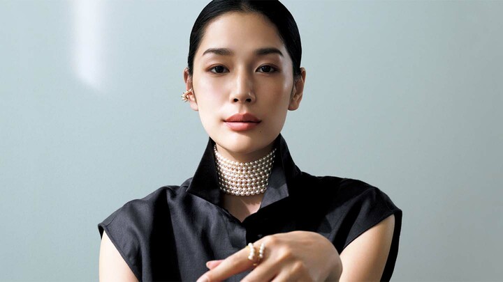 「エブール」のシャツを着用したモデルの大塚まゆかさん