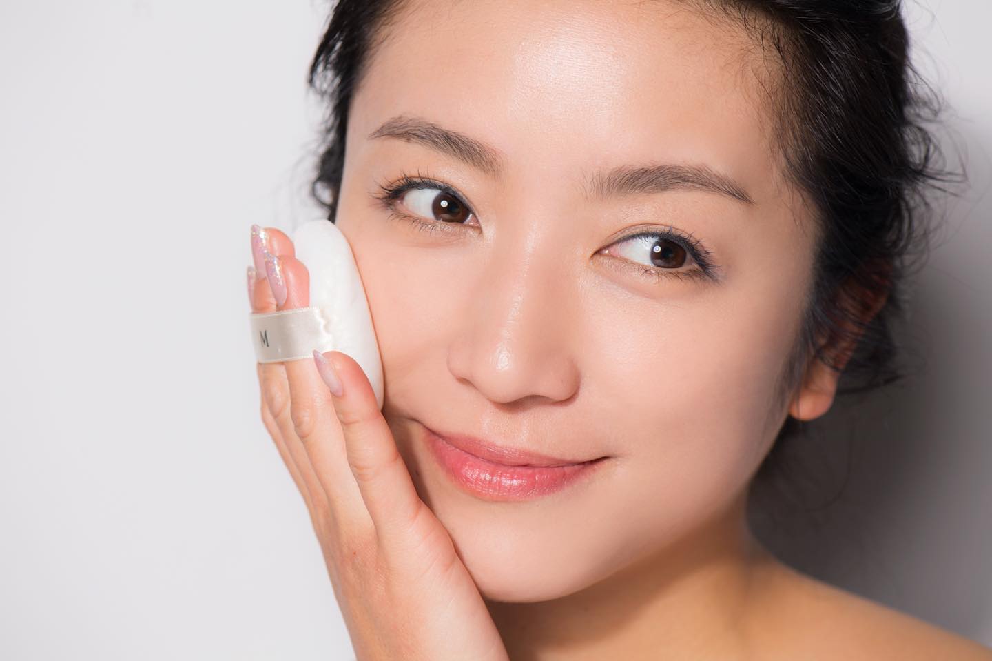 モデルが使用したのは「Renka」。パフを肌の上で滑らせると、ヨレの原因になるので注意。優しく押し込むようにしてのせるのが正解。