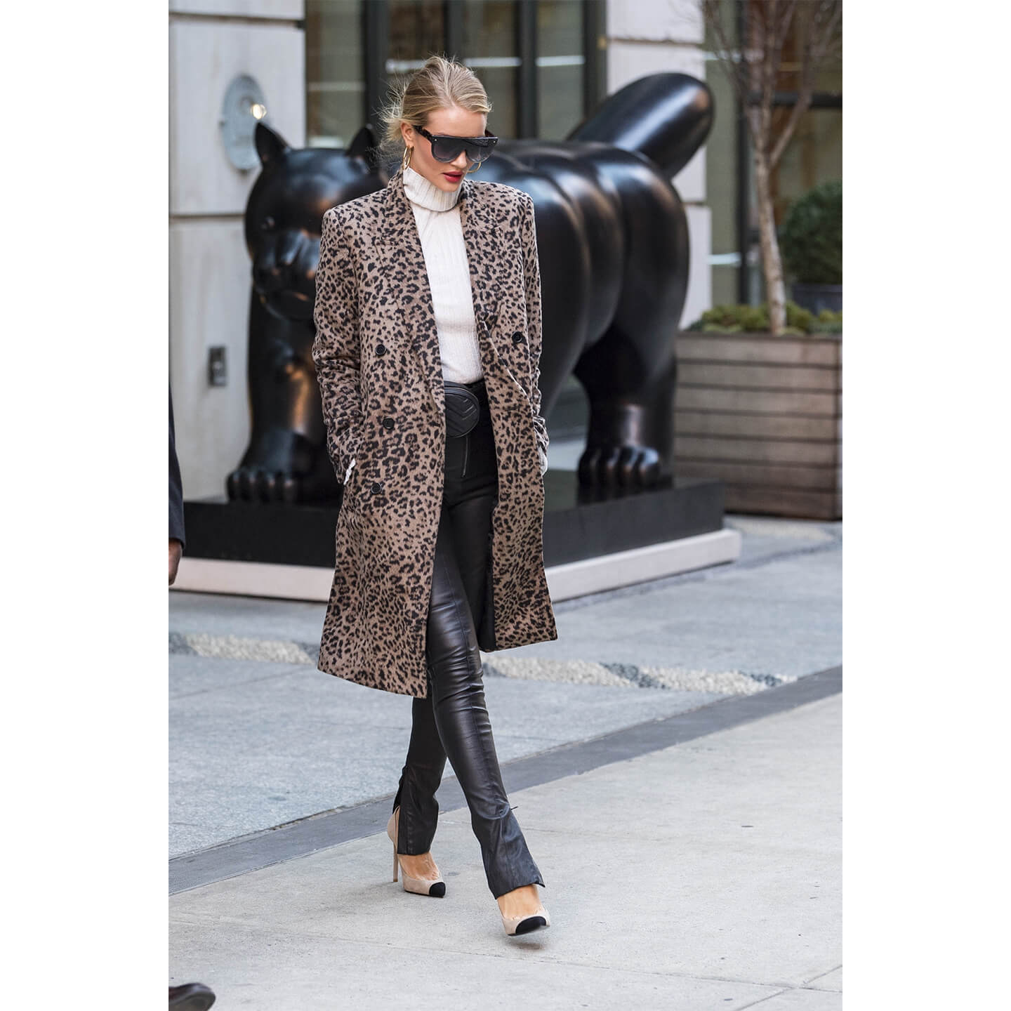 レオパード柄を着こなすRosie Huntington Whiteley(ロージー・ハンティントン・ホワイトリー)氏